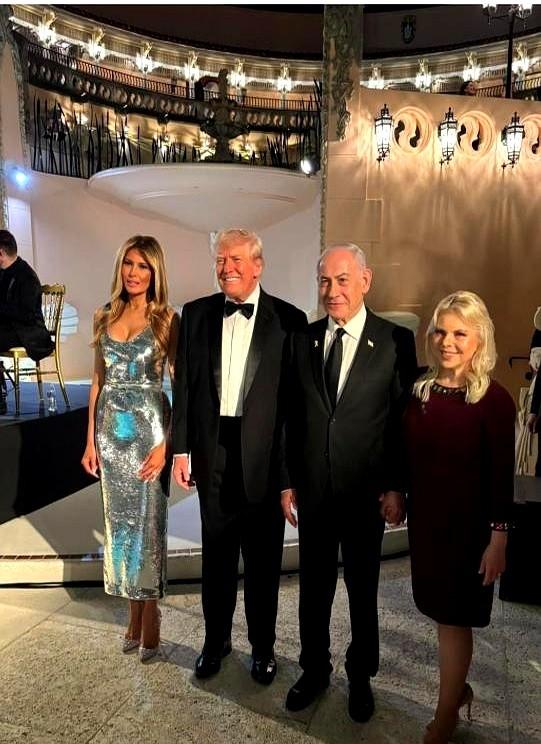 梅拉尼亚新年战袍一出，全场都安静了。海湖庄园的新年派对，她就穿了一件银色亮片