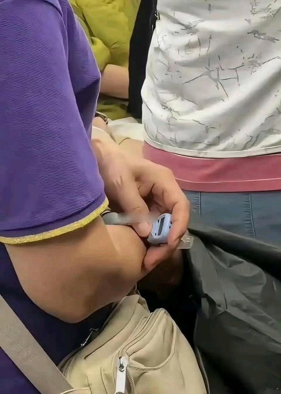他俩打起来，悟空会帮谁？