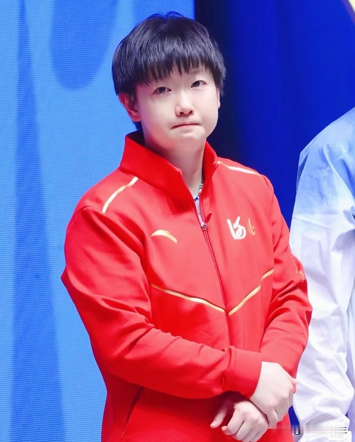 看了全运会莎莎输球后离开球场的模样，她朝看台挥手，脸上还是那副熟悉的表情，好像输