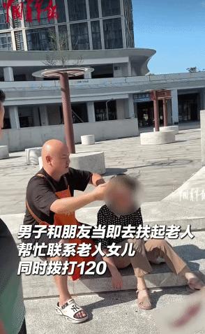 看哭了！四川成都，一位84老人摔倒在地，她向小伙求助说:“我不赖你。”没