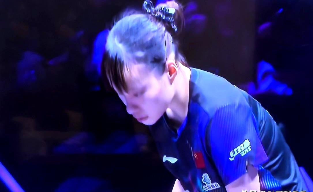 看第二局到9-9的那几球，像一堂现场管理课。石洵瑶先从6-3拉到9-5，张本美