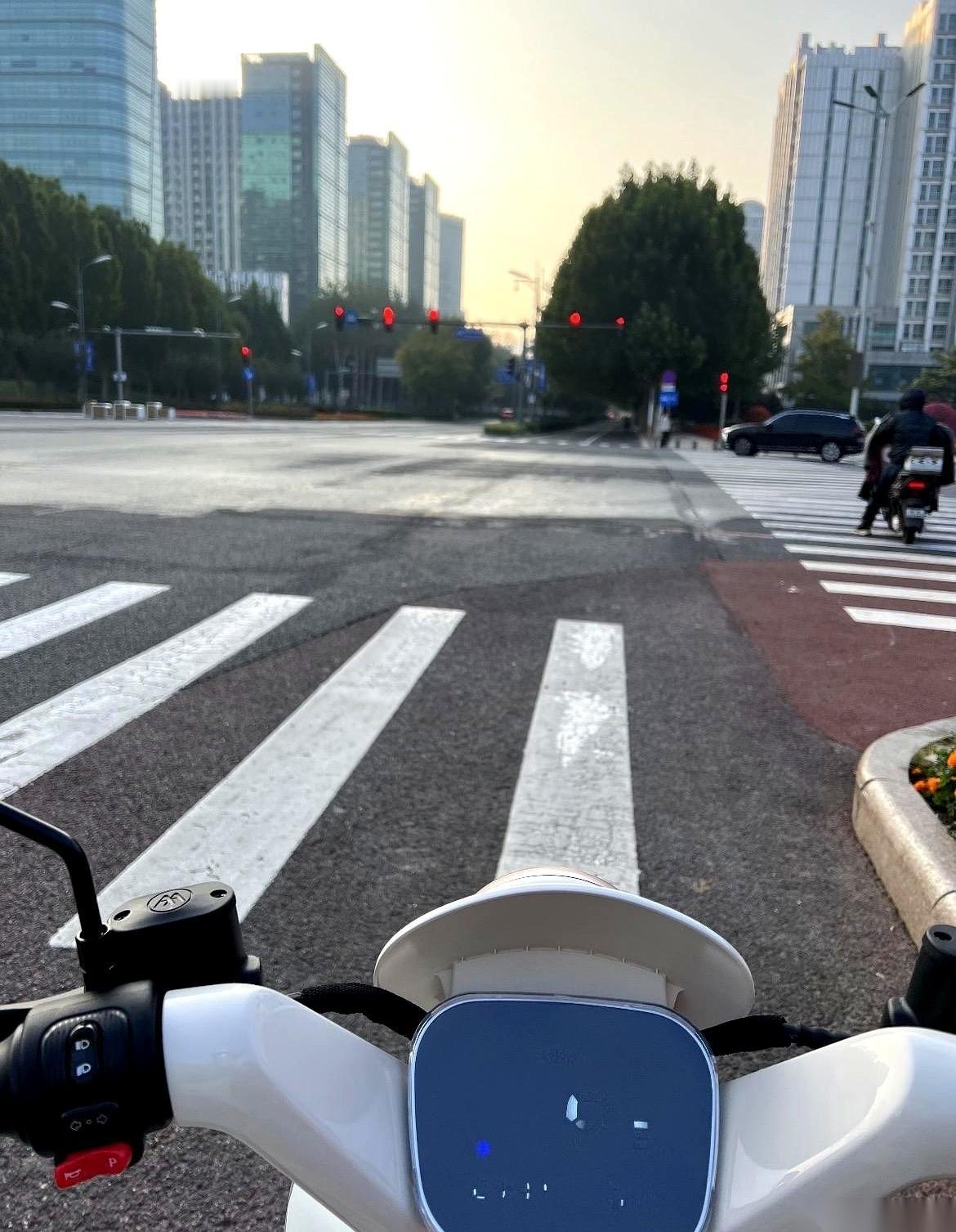 “一年赚20万！”就这五个字，差点把我爸5万块的养老钱给忽悠走。一个菜鸟驿站
