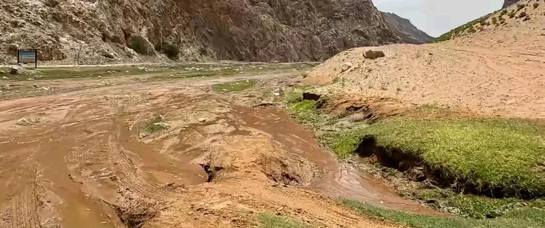 难怪内蒙古那13个人去河道里露营，内蒙古大部分河道都是这样的，地广人稀，河道干涸