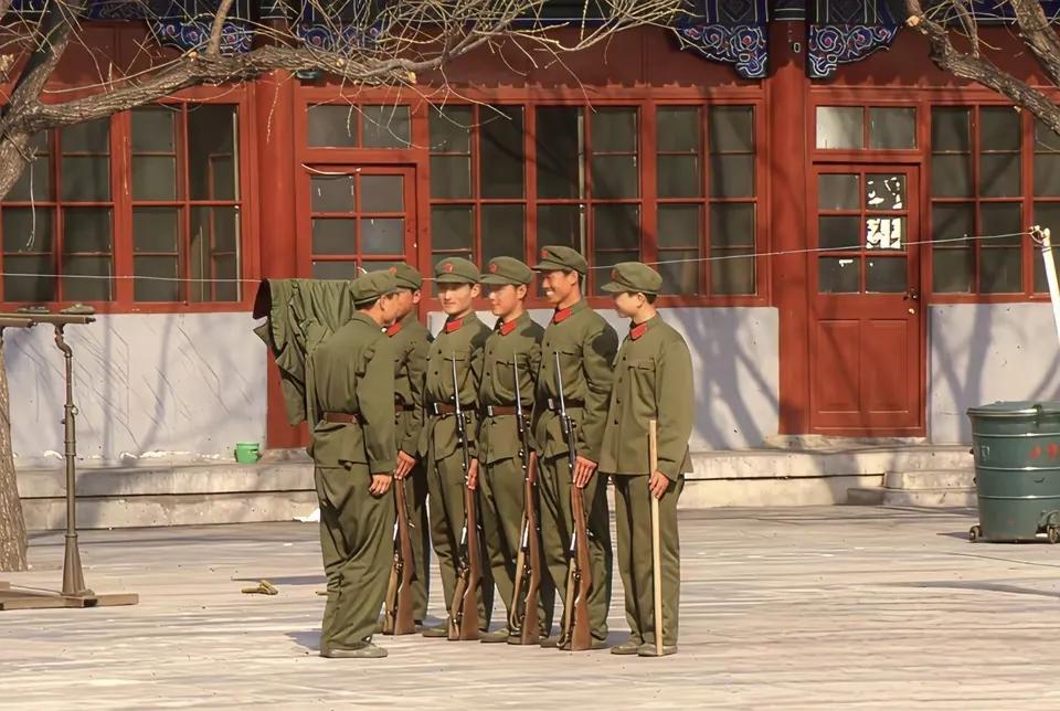 大家知道在训练队列中，为什么这名战士却拿着一根木棍在训练呢？照片中的部队大院中