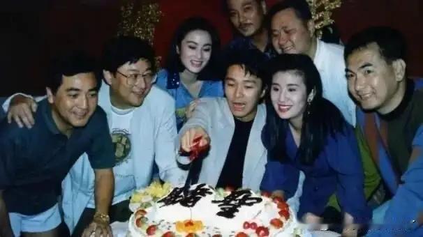和周星驰合影的吴君如好淑女呀，平时她在荧幕里的形象太搞笑了，没想到私底下淑女的她
