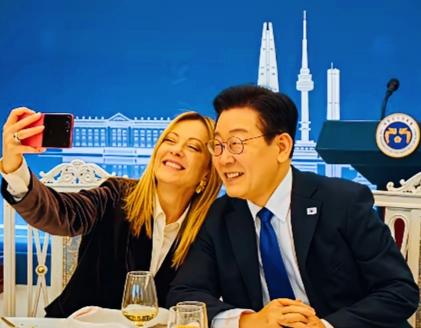 李在明和梅洛尼合拍时，两人看起来都挺高兴啊！李在明和梅洛尼两人都是满脸笑容，心