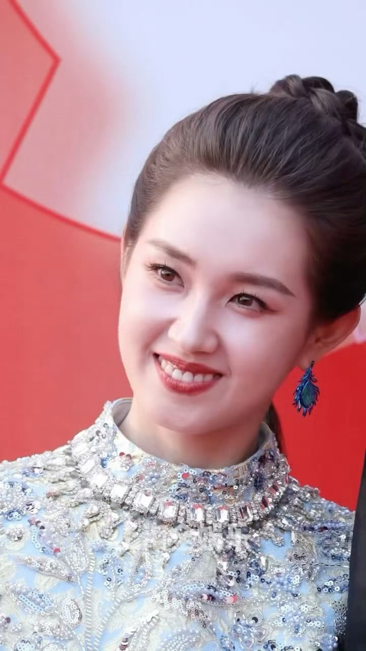 郭宇欣横店微短剧之夜红毯，好美啊郭宇欣，红毯怼脸也好好看😻​​​