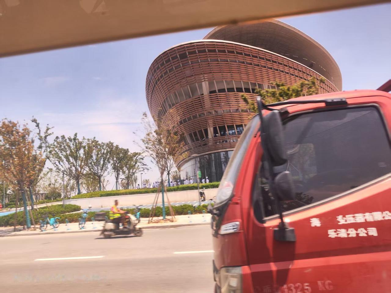 想不想来乐清海边悠闲玩耍？看一眼这辨识度超高的乌龟楼，独特圆润的弧形外形酷似