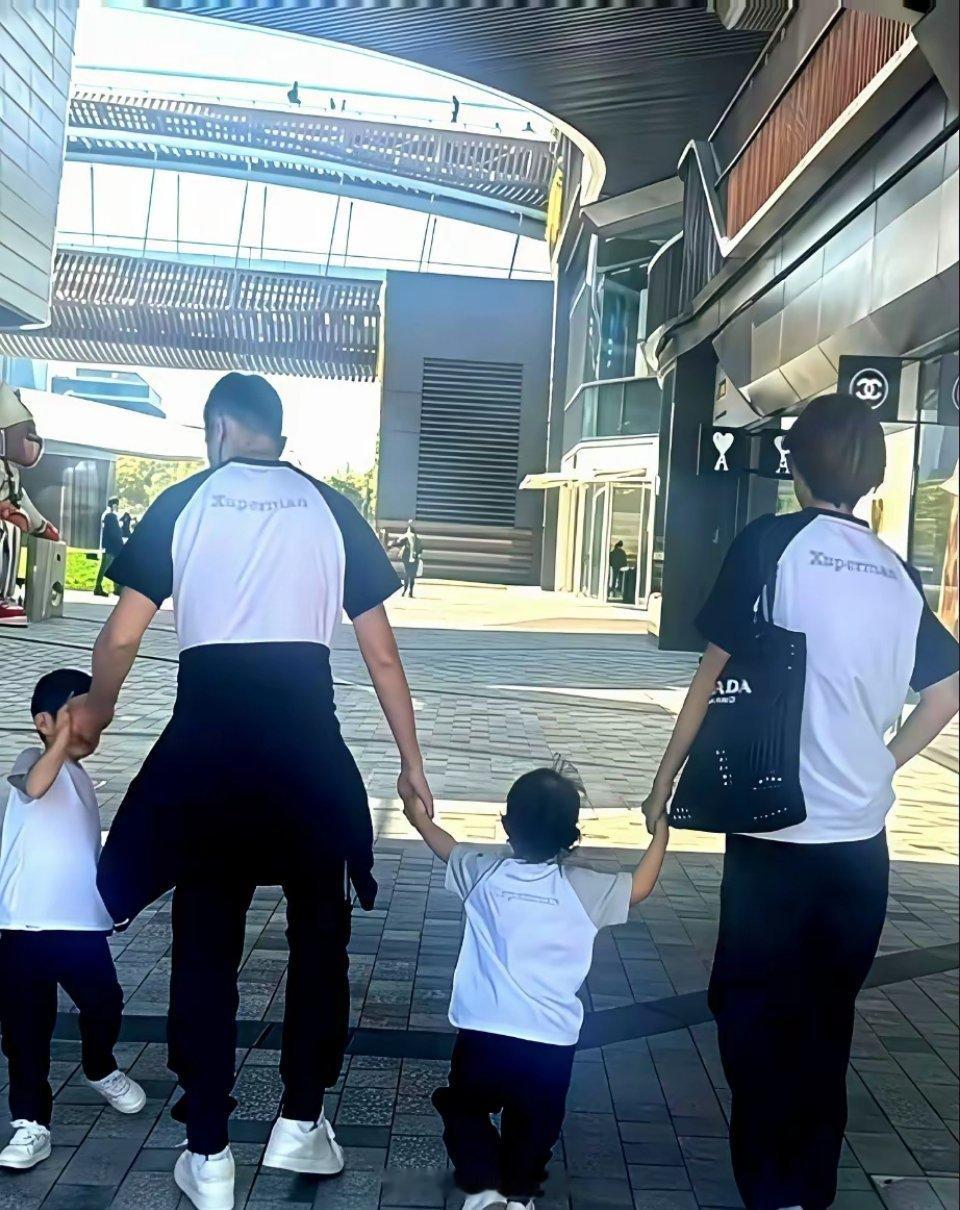 国乒队里有条铁律：不许恋爱。许昕19岁，直接牵了姚彦的手。谈了3个月，他就在上海