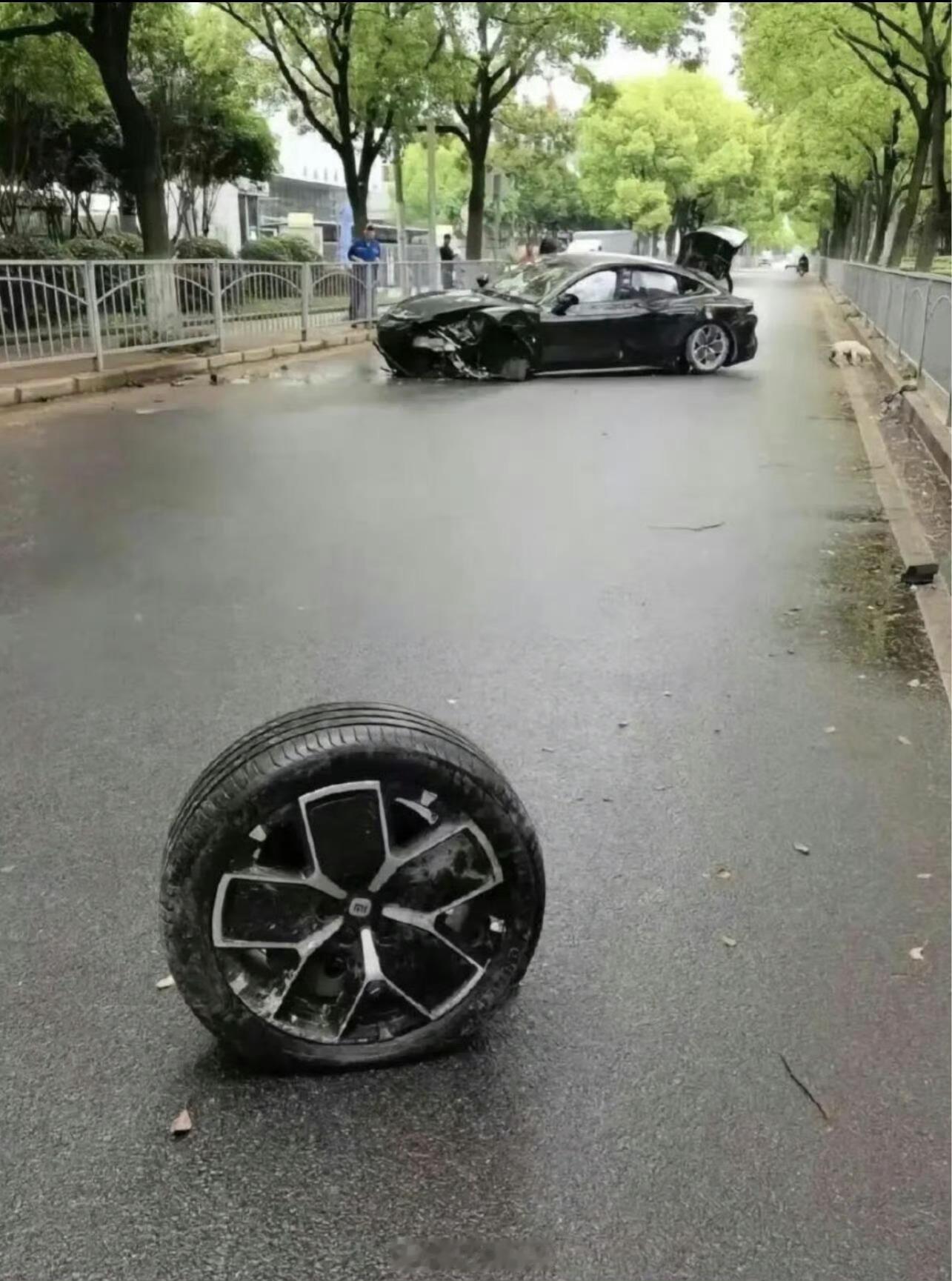 这车祸看着挺惨挺搞笑的[捂脸哭]​​​