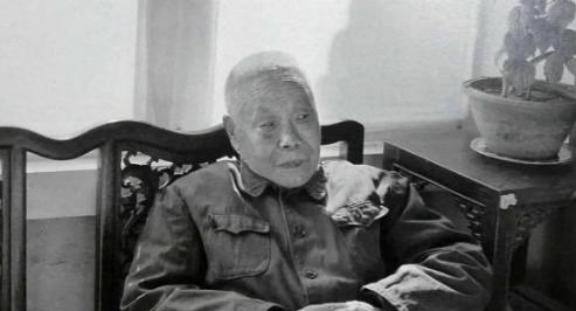 1923年，婉容把太监孙耀庭叫进闺房，命令他伺候自己冲澡，谁知，当她解开衣衫，孙