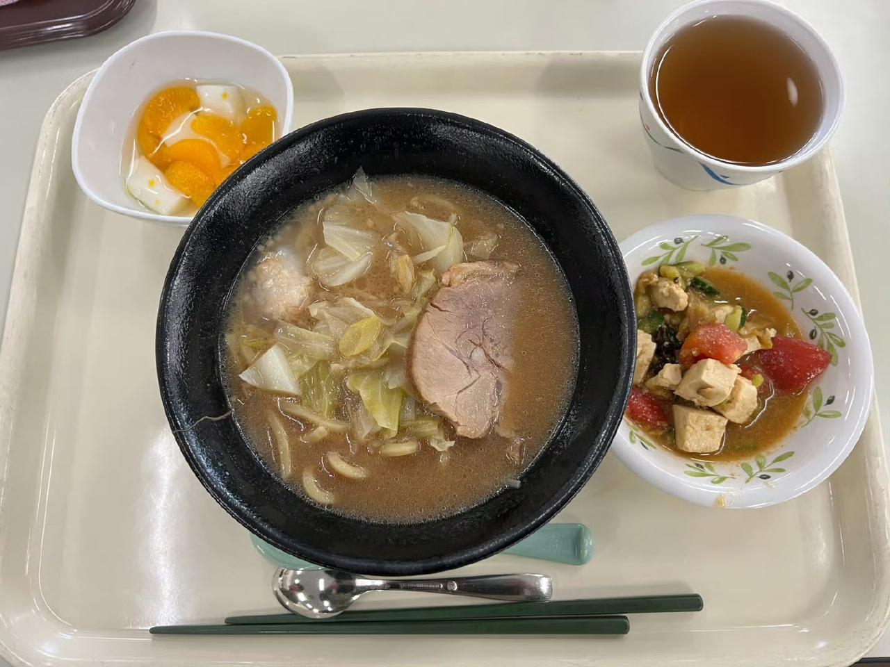 小日子过得不错的日本自卫队伙食看着还不错呀，比隔壁的韩国要强多了！最起码处于能