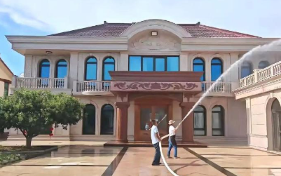 村民自发为刘强东清洗豪宅，还专门开来清洁车，高压水枪对着屋顶冲洗！刘强东每年给村