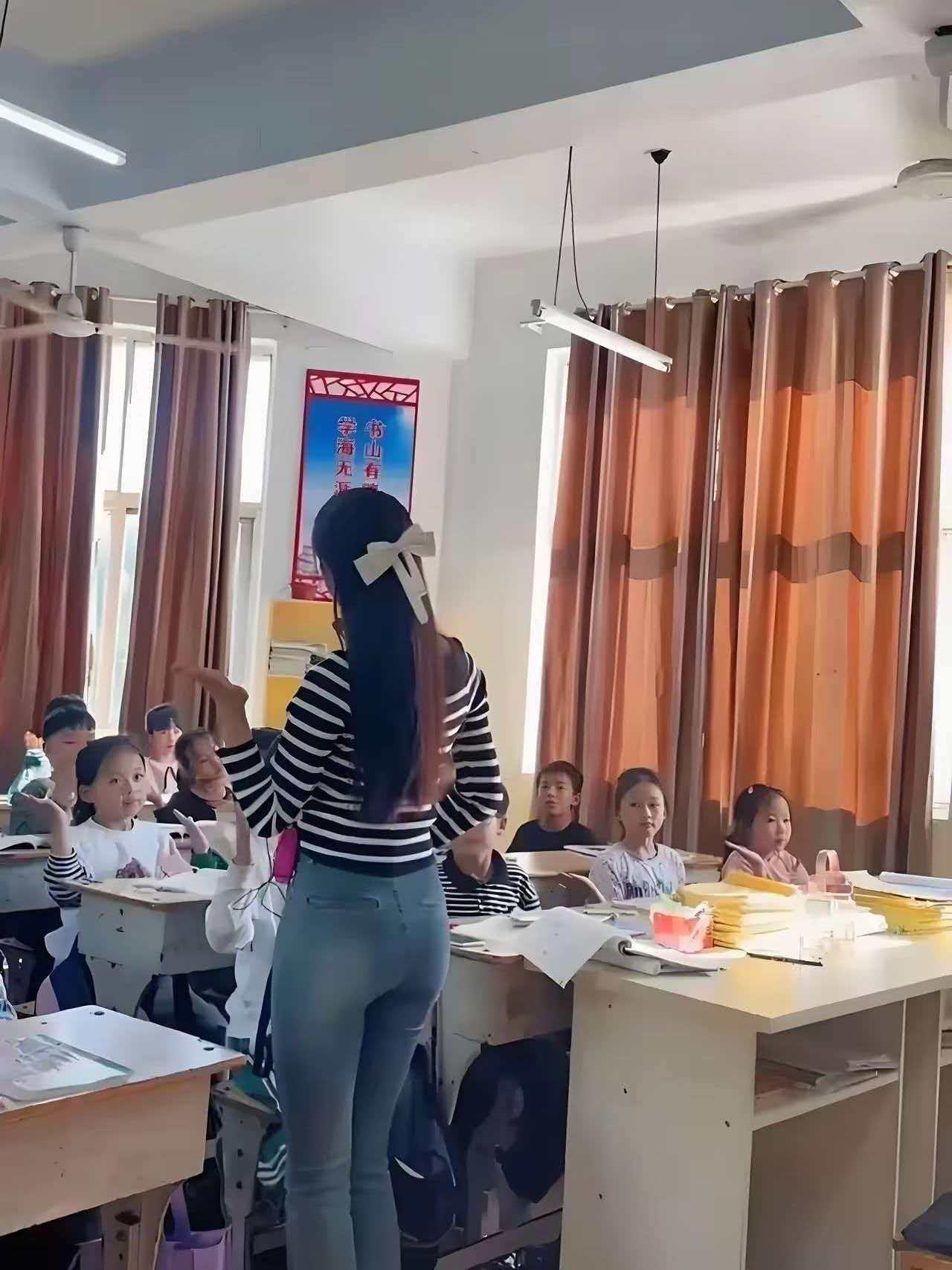 贵州一所小学，低年级一位女孩被男同学多次趴到腿上，老师前两次温和地提醒没有管住，