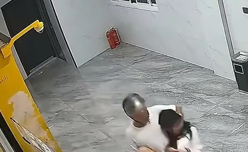6月9日凌晨3:07，浙江东阳某小区的电梯厅内，一阵女孩凄惨的叫声打破了寂静。一
