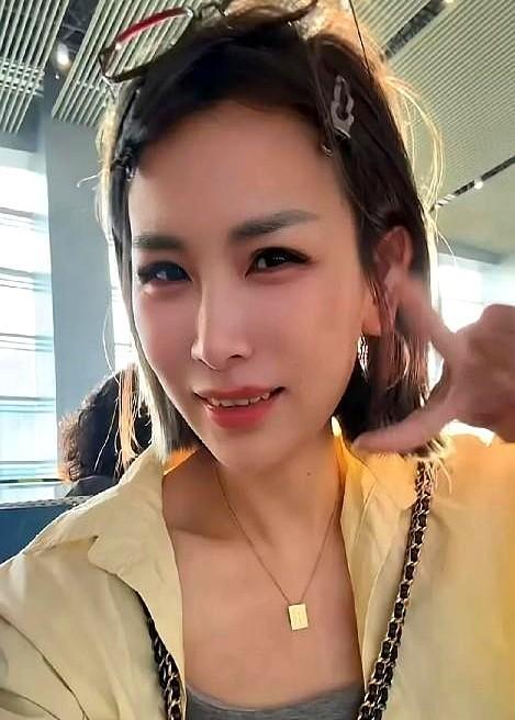 瑾汐又出发了，刚从贵州回到温州，今天一早又现身机场，这次只有瑾汐和大姐、二姐同行