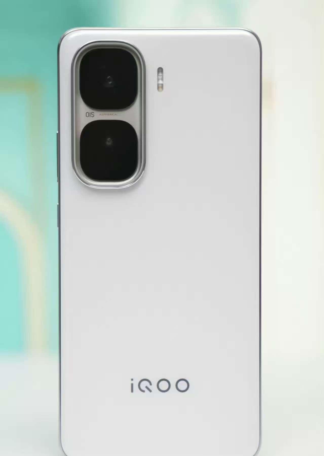 如果纯买来打游戏的手机，可以考虑iQOONeo10Pro+和一加Ace5至尊，