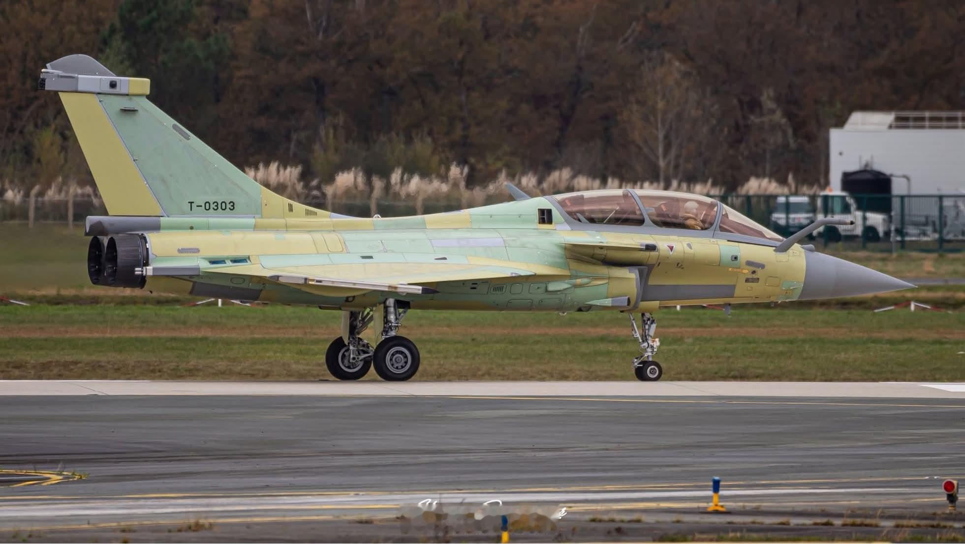 印尼空军的302和303号双座阵风战斗机正在进行交付前的试飞。烽火问鼎计划海外新