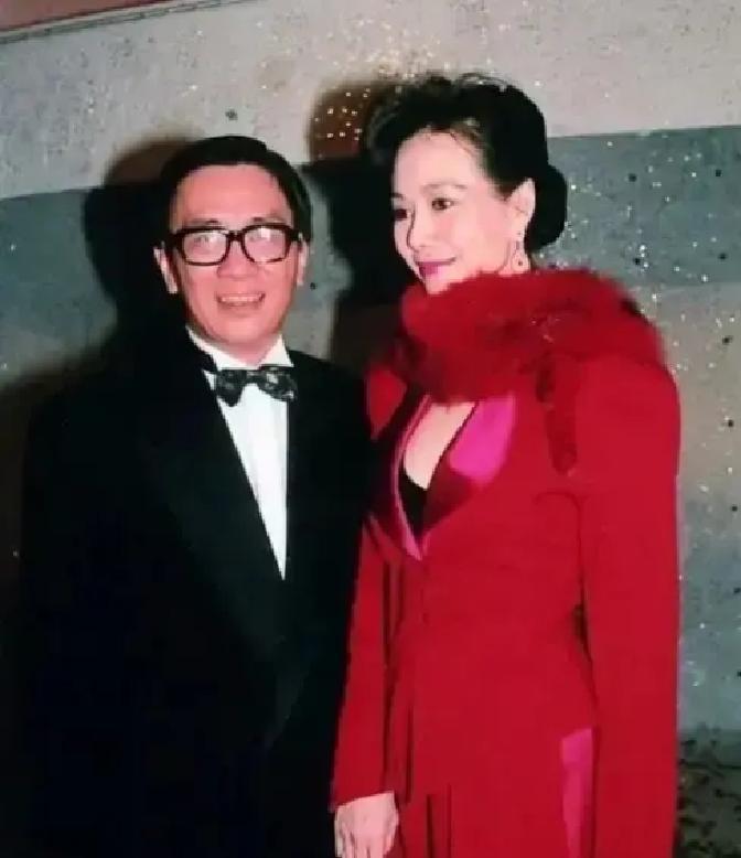 1975年，黄霑追求林燕妮，林燕妮不屑地说:“我不与有家室的男人谈情说爱。”黄