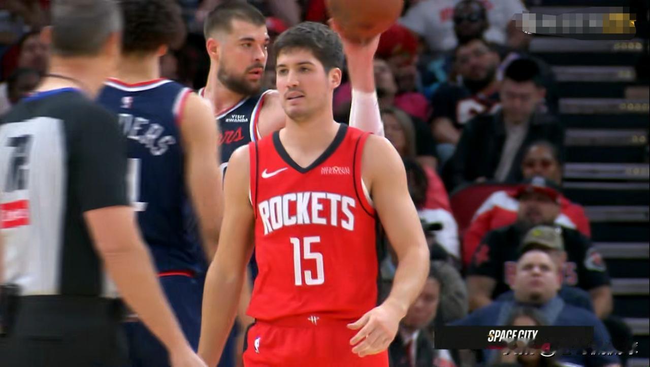 火箭新星谢波德真是一把双刃剑！在今天火箭主场以115：113险胜快船的比赛中，谢