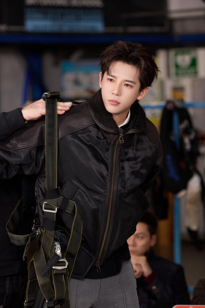 王安宇差点被自己笑声绊倒王安宇笑到趔趄太绝了！被“宝贝”喊到破防，边笑边退差点摔