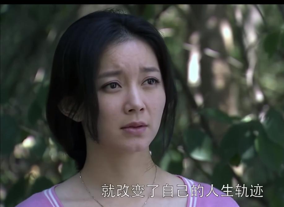 终于追完了50集的电视剧《青瓷》，发现其中的这位女演员好漂亮呀！一双好看的桃