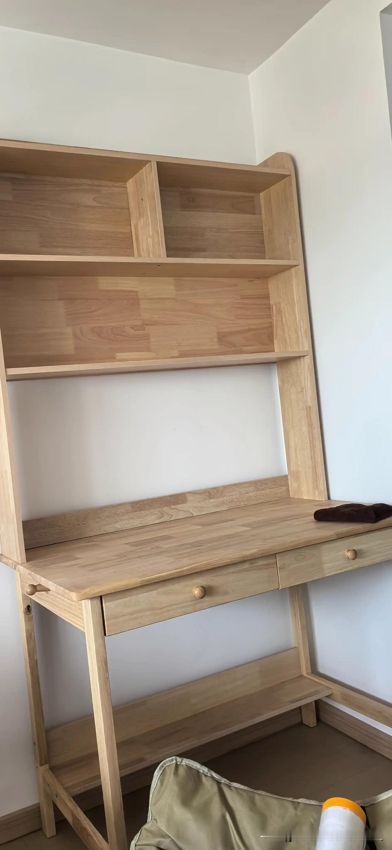 隔壁搬家，一个旧书桌问我要不要，开价200我当时心里咯噔一下，旧的？200？