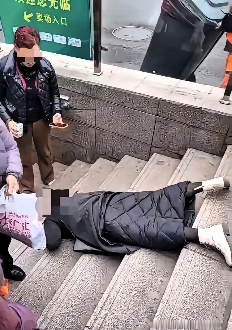 一27岁女子倒在路边台阶，被晨练大爷扶起送医，谁知，医生做完检查，开口一句话，让