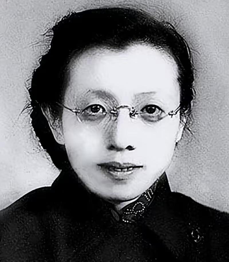 南京解放后，身着旗袍的陈修良来到军部求见军政委，政委听后立刻出门迎接，她正是助力