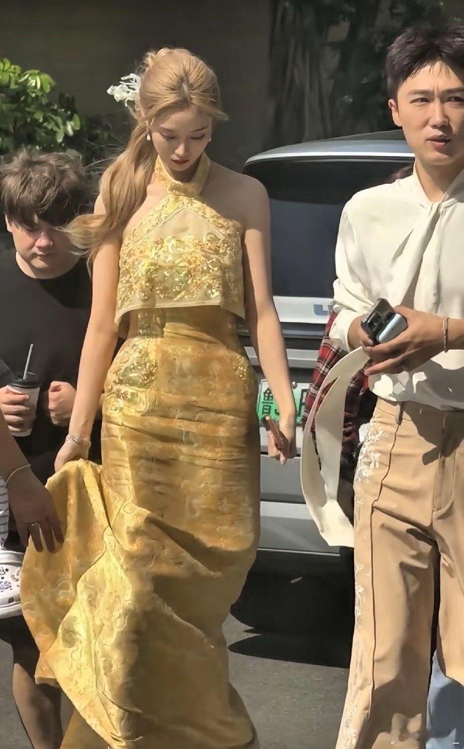 一直觉得徐艺洋的身高没什么，直到看到她和别人同框才发现原来她这么高的吗