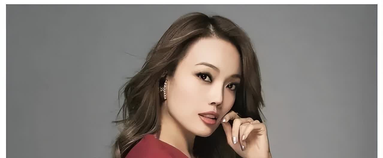 1998年的一个深夜，杨受成把容祖儿叫到酒店给他唱歌，大大咧咧的容祖儿想都没想就