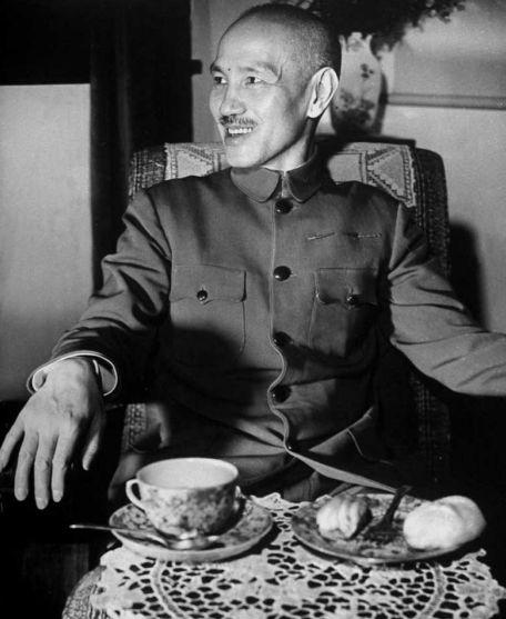 蒋介石的"神仙自律"！20分钟一口温水饮食起居精确到秒谁能想到民国大佬蒋