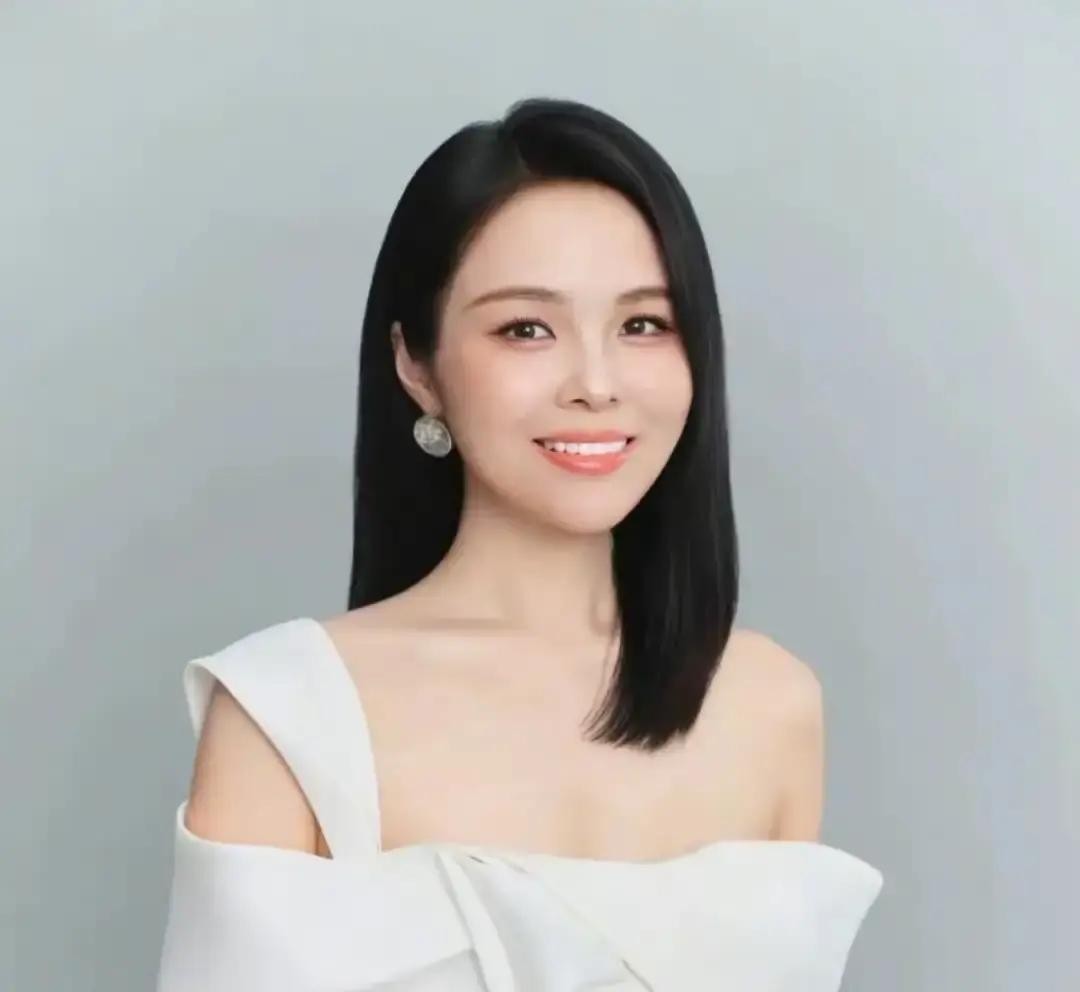 今年4月份在台上笑盈盈跟大伙儿打趣，说要“回家多吃点增肥”的青年歌唱家龚爽，9月4号凌晨在北京一家医