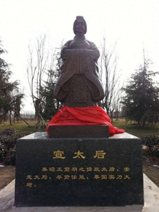 都嫁进秦国王宫，都是寡妇带儿子坐稳王位，都养小白脸还生了私生子，连最后埋的地方都