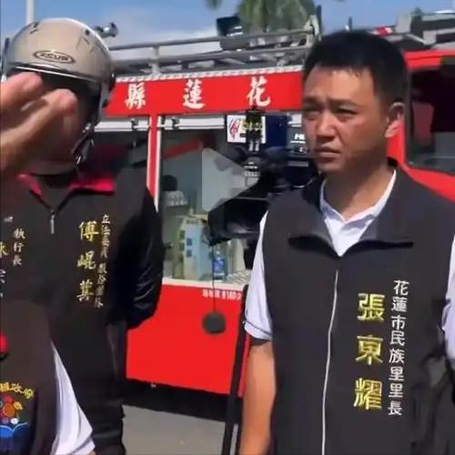 盼望台湾回归。台湾有一项制度设计，我认为非常好。就是台湾公务人员挂在胸前的那块牌