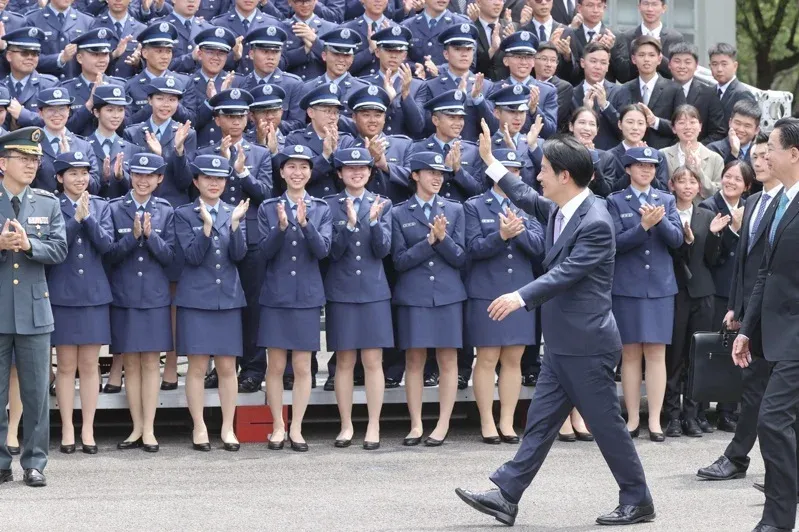 特朗普有大麻烦了！日本发警告，台高层喊话大陆：我们真不想动手。在台海关系愈发紧张