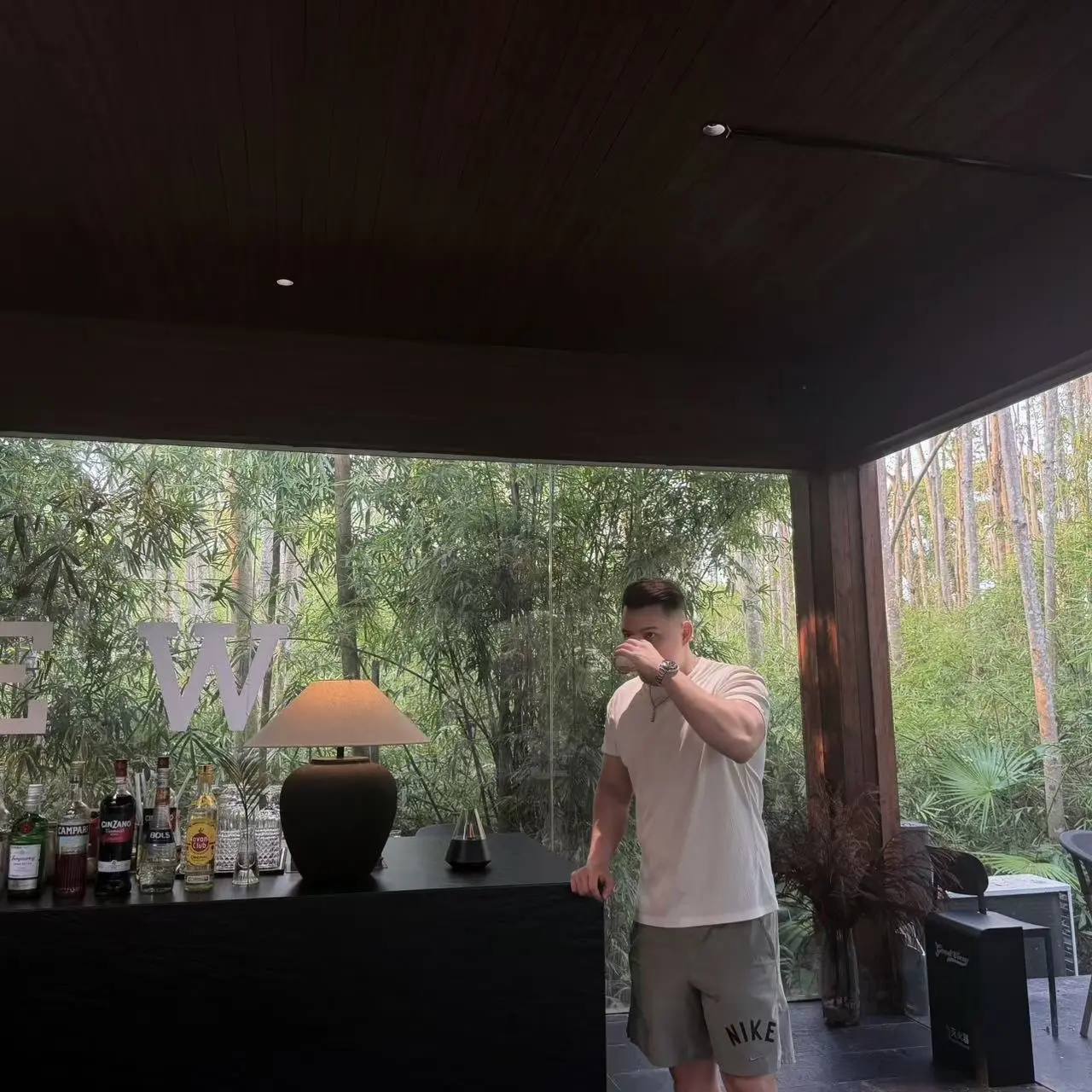 当我说自己老了不喜欢单独拍照的时候。老婆来了一句 没事 交给我