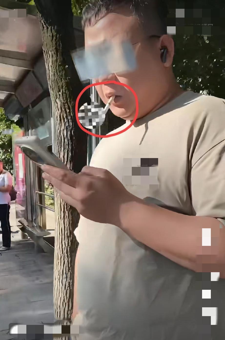 上海，女子在公交站台上劝阻一名男子抽烟，反遭到对方辱骂，女子报警后，男子直接坐上