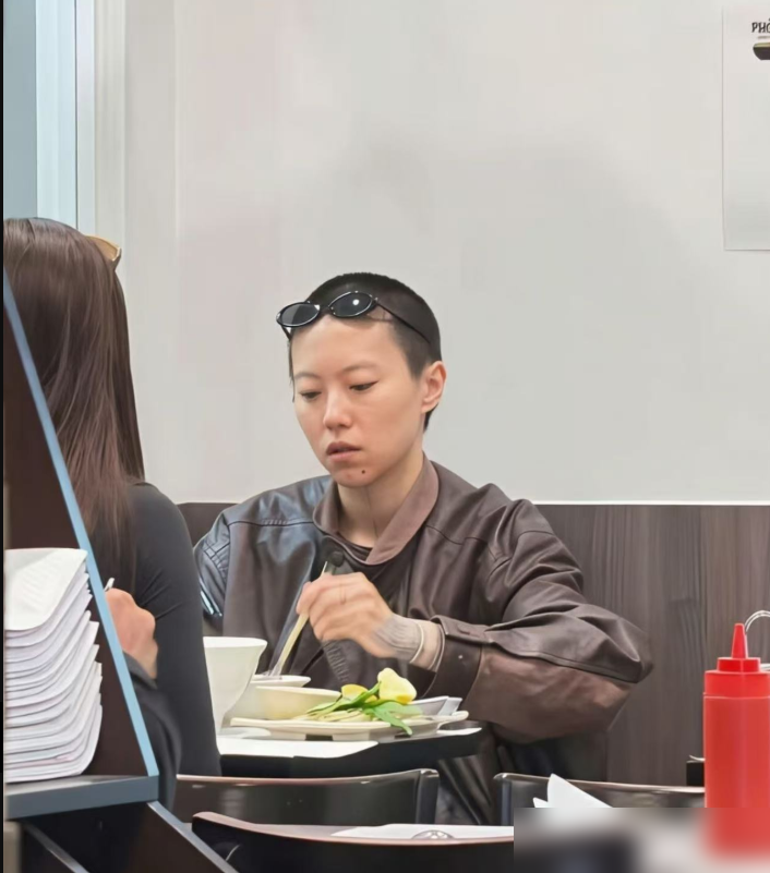 29岁窦靖童蹲巴黎路边吃汤面，寸头，下巴那道黑线从嘴唇直插到锁骨，没人管她。这纹身是2016年纹的，