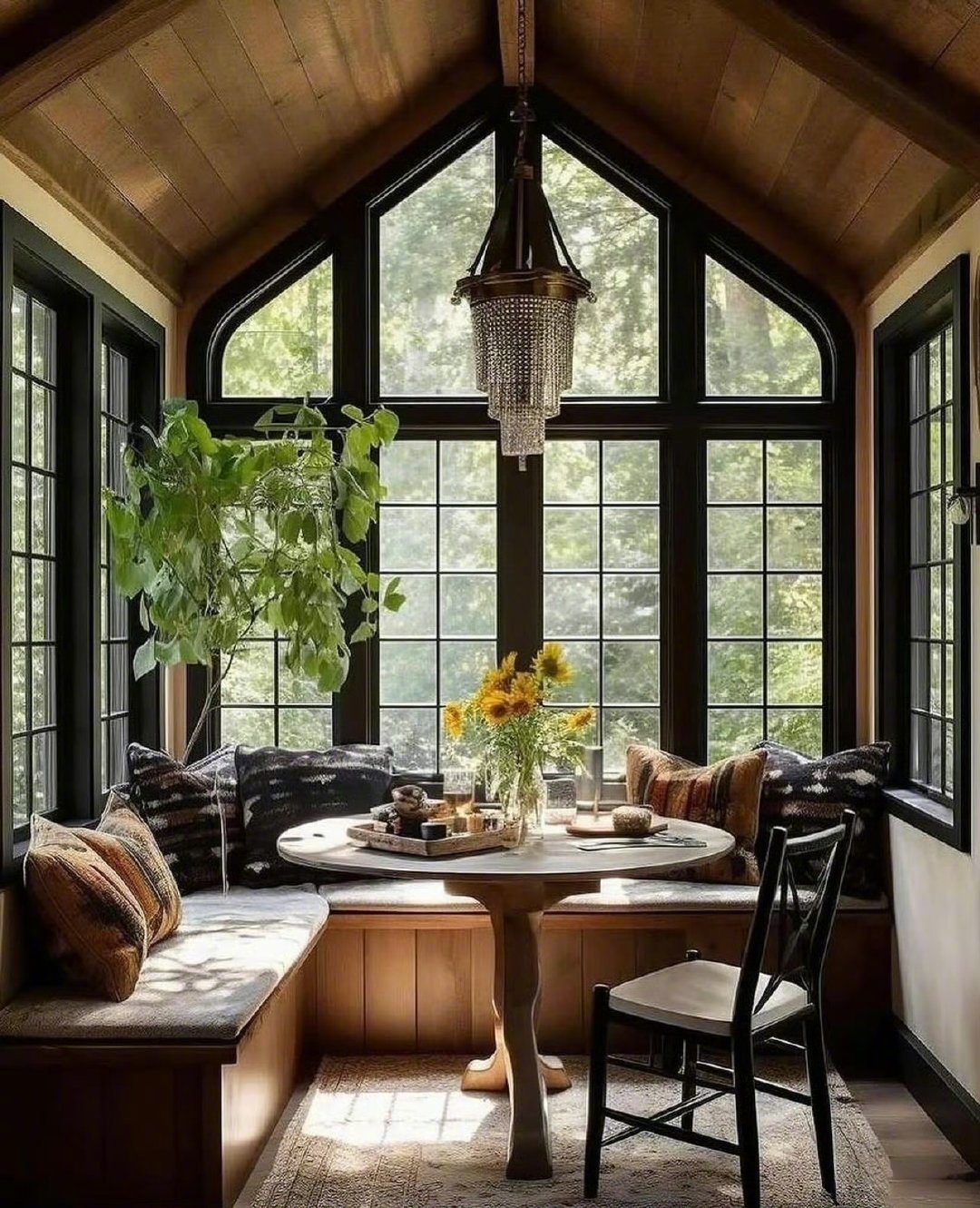 观察，是充满了活力的，是流动的，自由的、无限的；评判，就是用一个答案去限制自己继