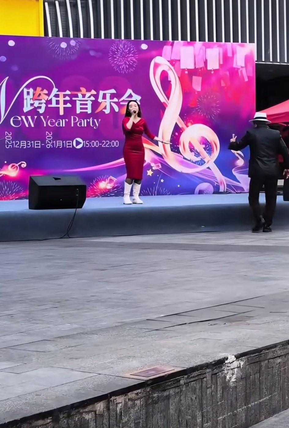 云南昆明。某商业广场举办的“跨年音乐会”，现场除了主持人、歌手，居然没有一位观众