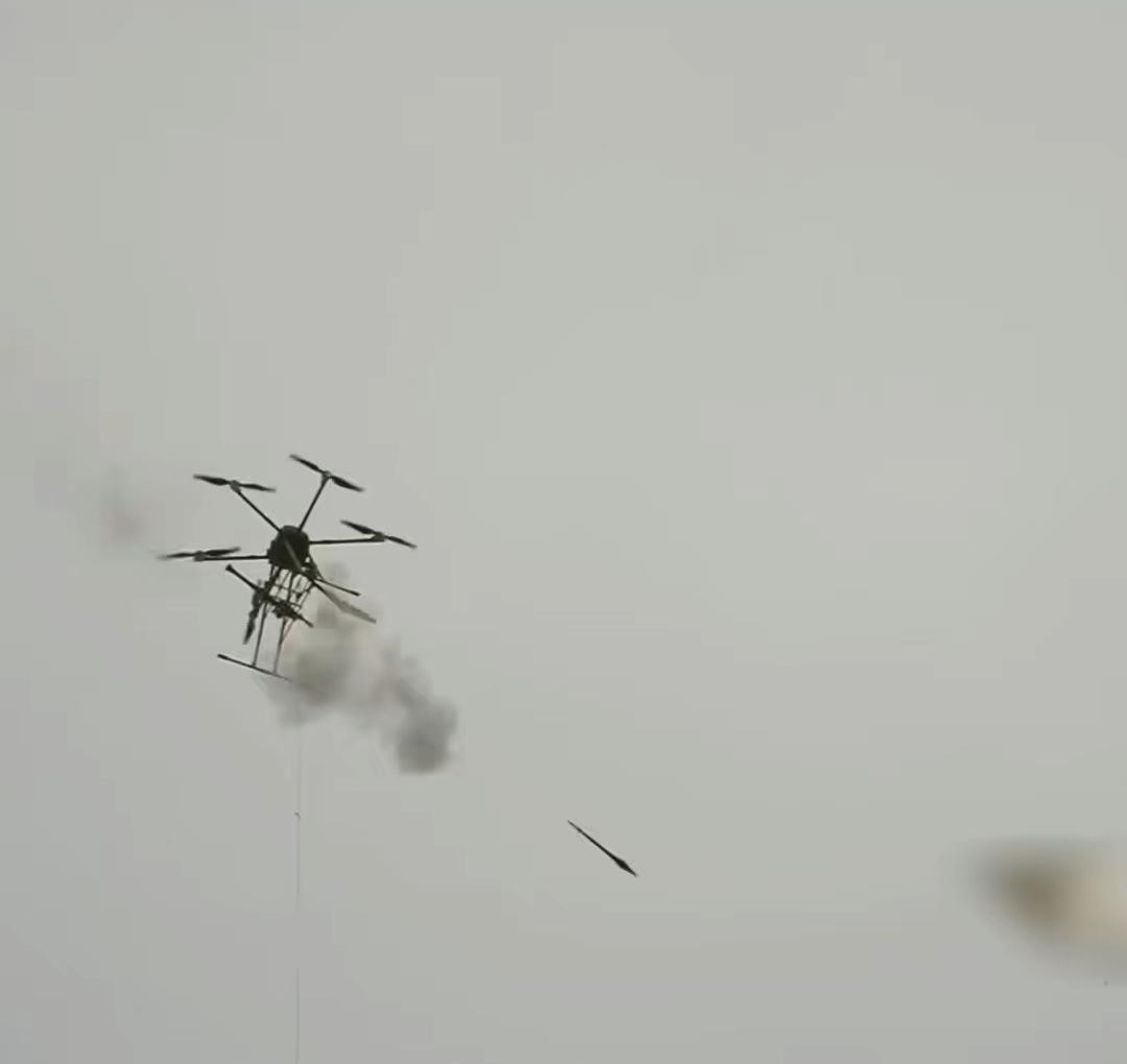 近期，中国第四代主战坦克ZTZ-100(100型)的GL6主动防御系统在多次官方