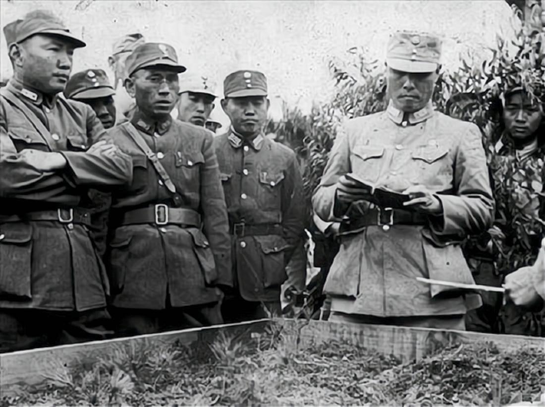 1949年11月17日，蒋介石派长子蒋经国带秘书、副官各一人，由六个宪兵护卫，分