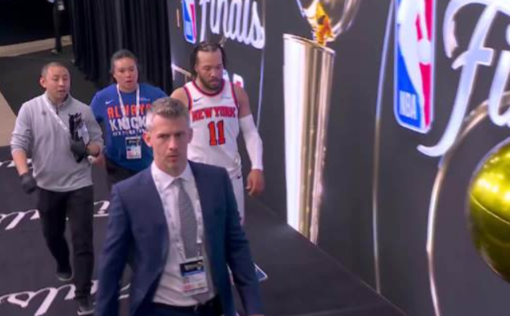 NBA总决赛，马刺主场对阵尼克斯的第一场比赛中，出现了奇葩的一幕。比赛进行到第三
