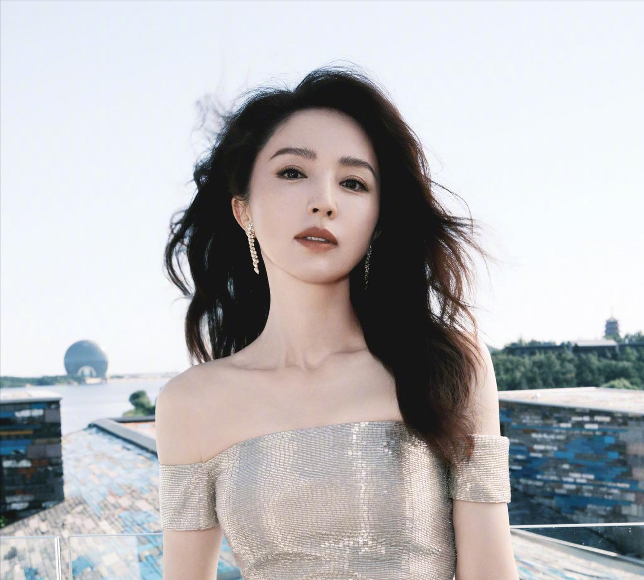 董璇和张维伊拍中式礼服婚纱照，从两人的肢体语言可以看出，董璇就是很爱张维伊，看他