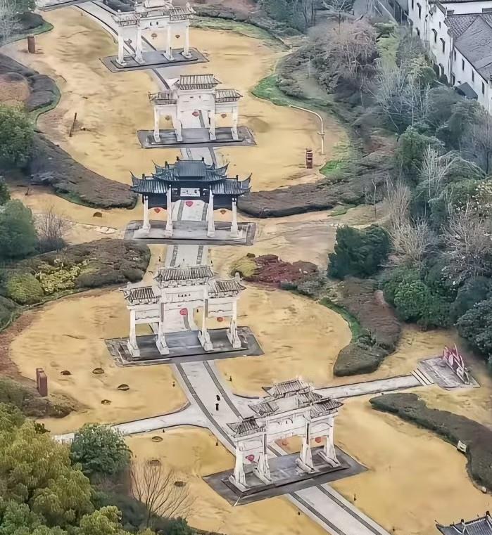 这么多牌坊，这个村子肯定不简单