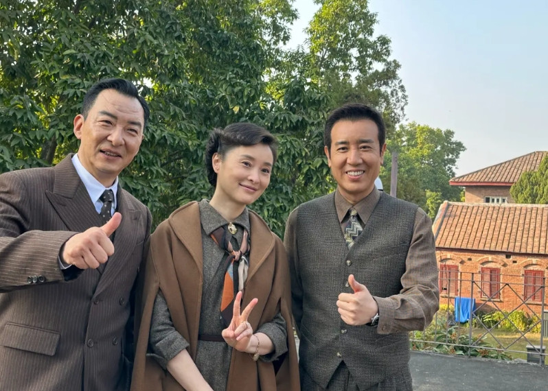 吴越发文《沉默的荣耀》厦门鼓浪屿拍摄花絮，她说和于和伟他们三个都是上戏毕业的，分