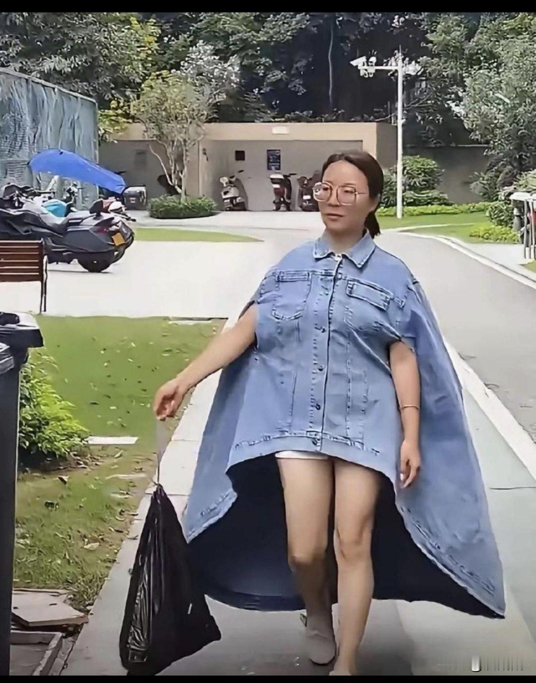 先不论人丑否，就这身材能穿这奇异的衣服？