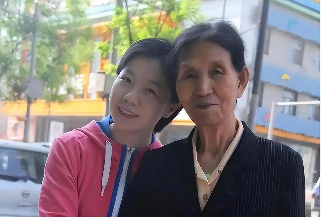被亲生父母丢弃在太原街头，阴差阳错被一位靠捡废品维生的独居老妇人抱回家，妇人没嫌