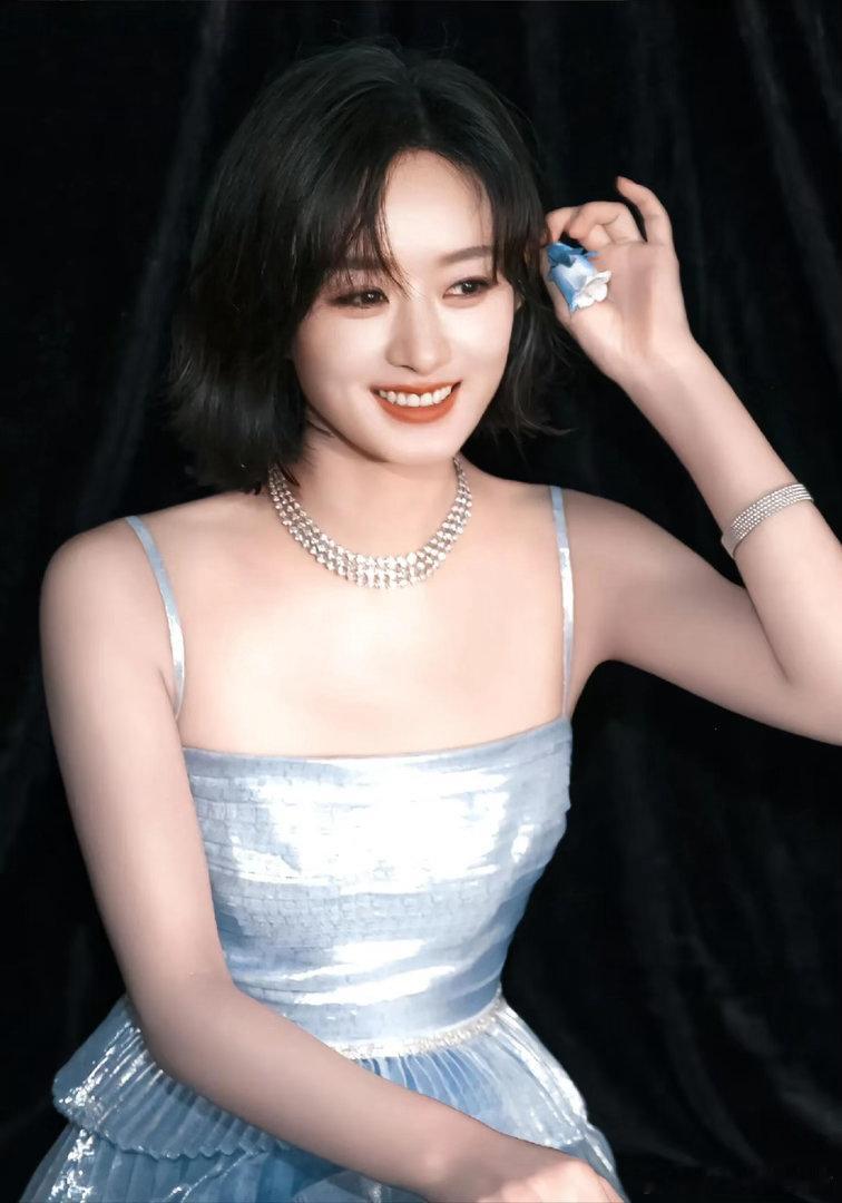 直观感受到赵丽颖的脸有多小镜头里看着已经够小了，见到真人才知道什么叫巴掌脸。五